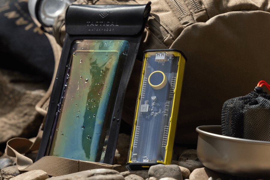 Powerbanka C4 Explosive Tactical® 9600 mAh și husă pentru telefon impermeabilă pentru utilizare în aer liber. Foto: Rigad