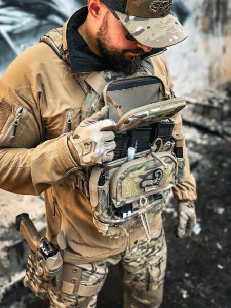 Echipament pe suportul toracic cu carcasă admin/medicală și pistol în toc pe coapsă. Foto: Rigad