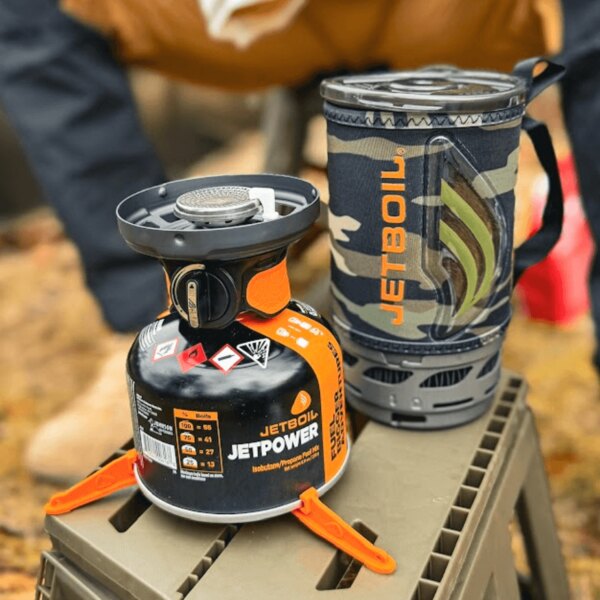 Arzător Jetboil cu cartuș Jetpower și oală izolată pe suport. Foto: Rigad