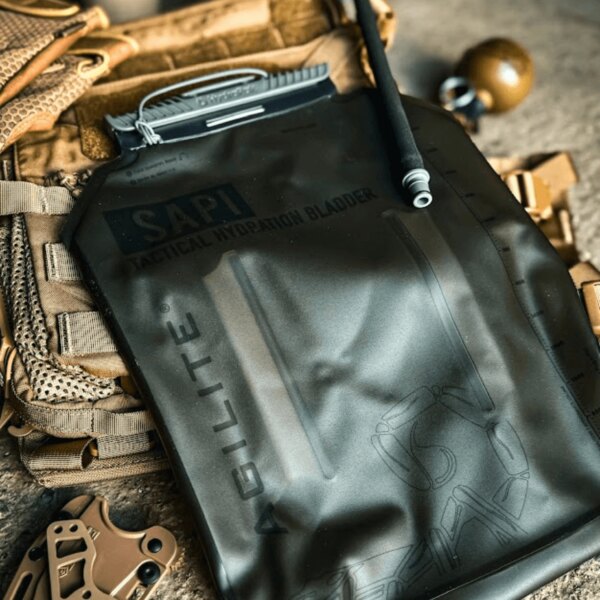 Sac de hidratare SAPI Agilite® așezat pe o vestă tactică, cu furtunul pentru băut conectat. Foto: Rigad