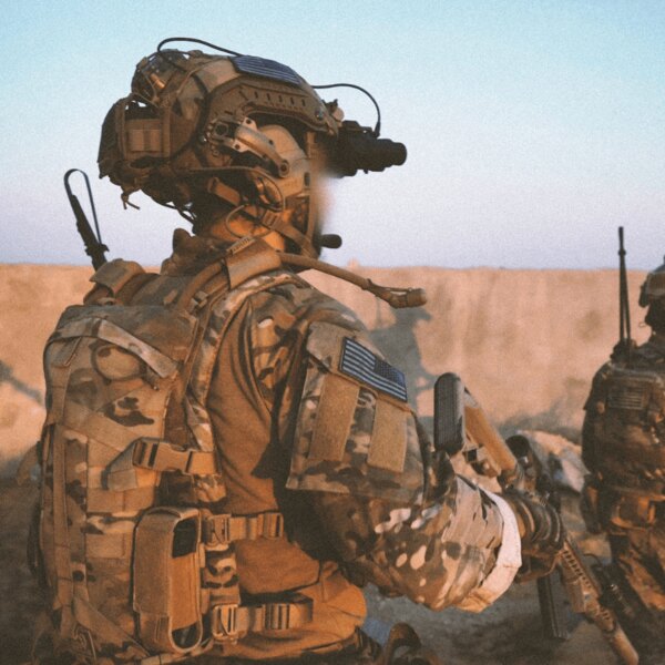 Operator tactic cu echipament și sistem de hidratare, furtunul trecut peste umăr. Foto: Rigad