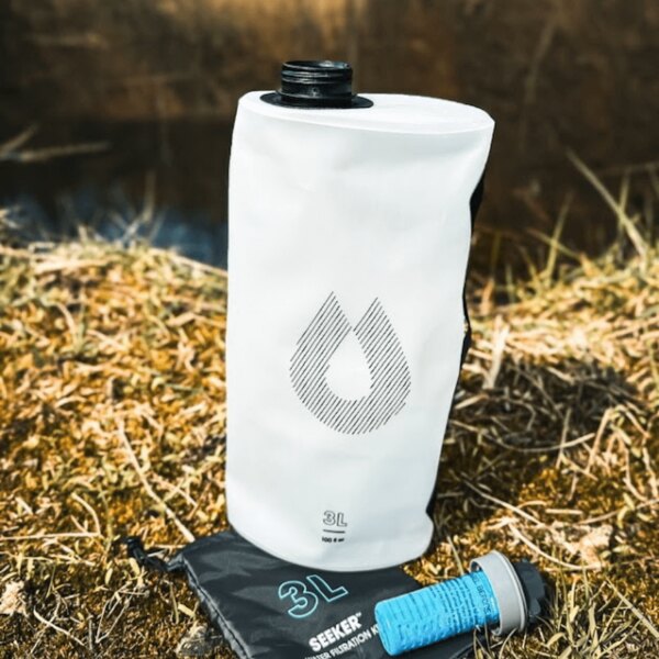 Hydrapak Seeker 3L sac pliabil cu filtr – soluție pentru transportul și purificarea apei pe traseu. Foto: Rigad