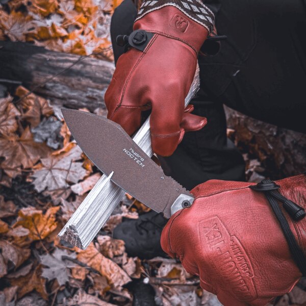 Lucrarea cu cuțitul Noctem Hydra Knives® în mănușile de iarnă din piele Woodcrafter Helikon-Tex®. Sursă: Rigad