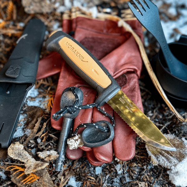 Cuțit ROPE Morakniv® cu amnar, mănuși și alte echipamente bushcraft. Sursă: Rigad