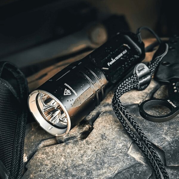 Lanternă LED Fenix rezistentă la apă pe suprafață umedă – ideală pentru condiții dificile. Foto: Rigad