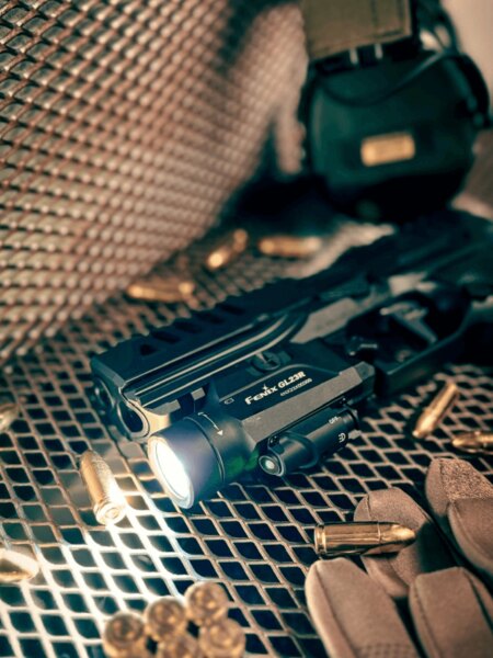 Lanternă tactică LED Fenix GL22R montată pe armă – ideală pentru securitate și apărare. Foto: Rigad