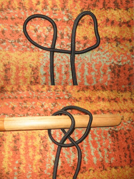 Demonstrație de legare a nodului marin din sfoară neagră – crearea a două bucle și fixarea pe o tijă de lemn.