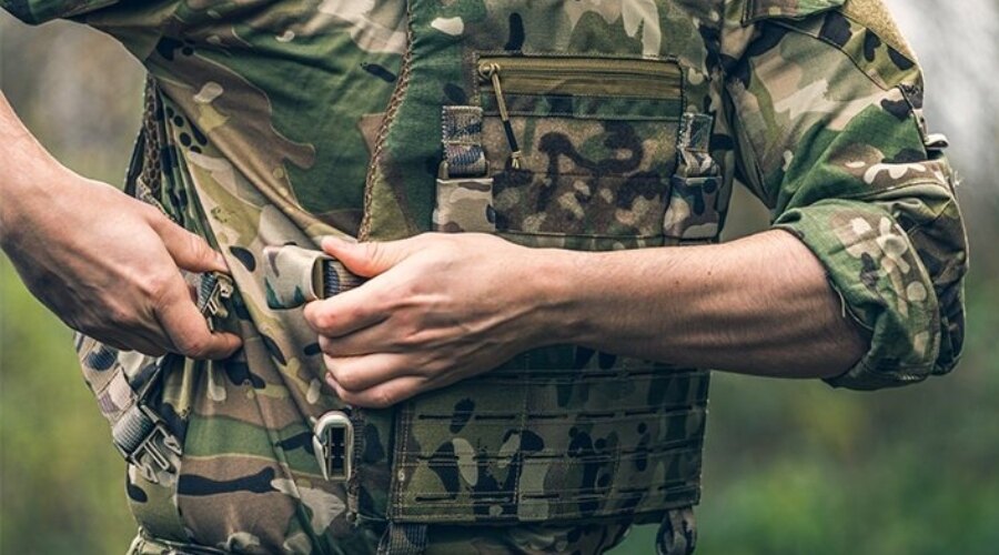 Bărbatul își fixează platoul de protecție.