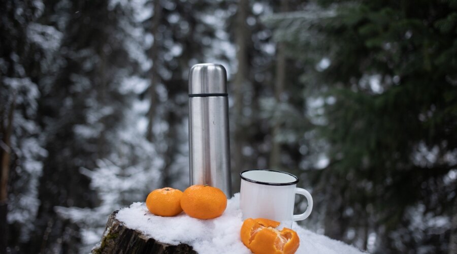 Thermos, manfarinky și ceai pe zăpadă