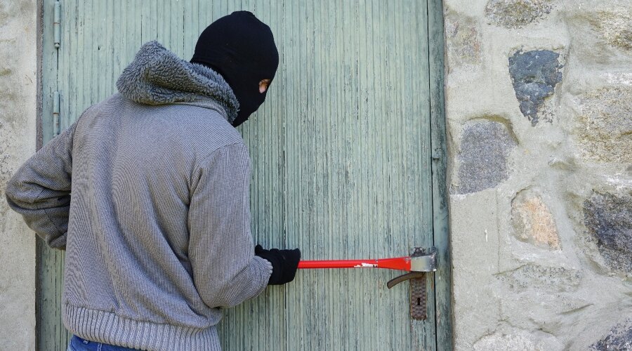 Bărbatul intră în casă cu o rangă.