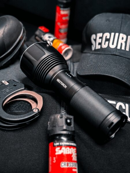 Lanterna tactică TA30C NexTorch<sup>®</sup> este pregătită de utilizare pe teren. Foto: Rigad