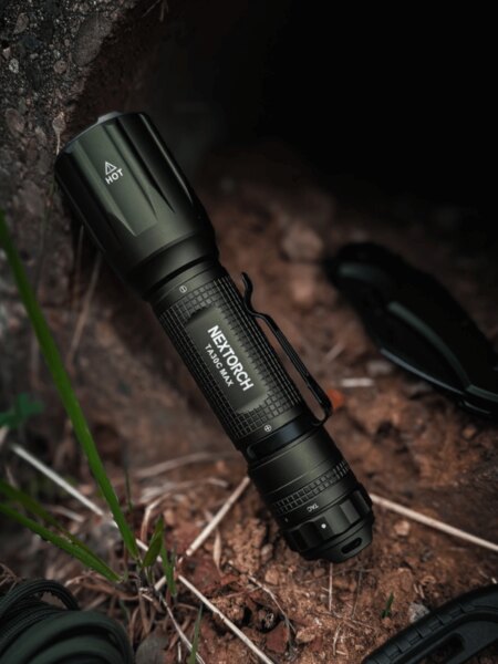 Lanterna tactică TA30 NexTorch<sup>®</sup> în mediul outdoor pe pământ. Foto: Rigad