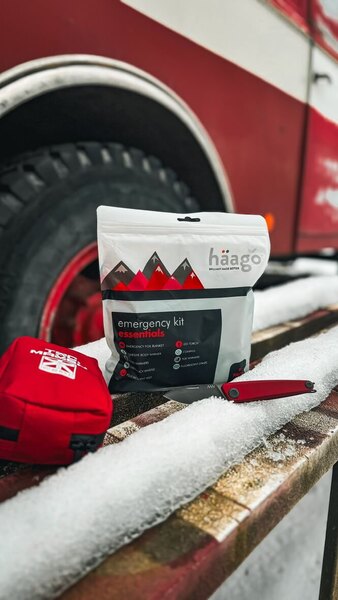Set de iarnă de urgență Haago cu folie termică și încălzitoare de mâini așezat în zăpadă în fața vehiculului – echipament practic pentru mașină pentru sezonul de iarnă 2025/26. Foto: Rigad