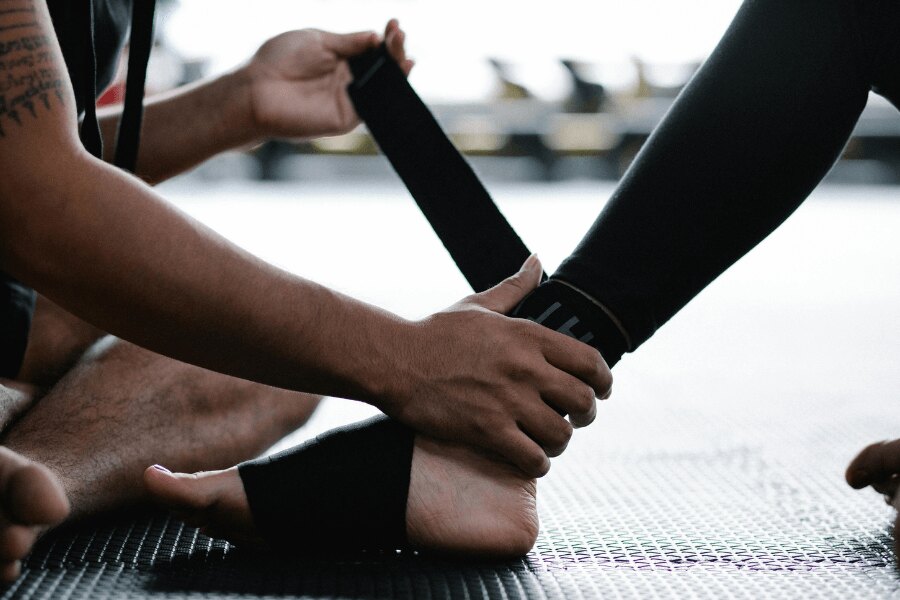 Bandajarea gleznei în caz de leziune stabilă – aplicarea compresiei folosind un bandaj elastic. Foto: https://www.pexels.com/cs-cz/foto/osoba-sport-sportovci-noha-7991959/