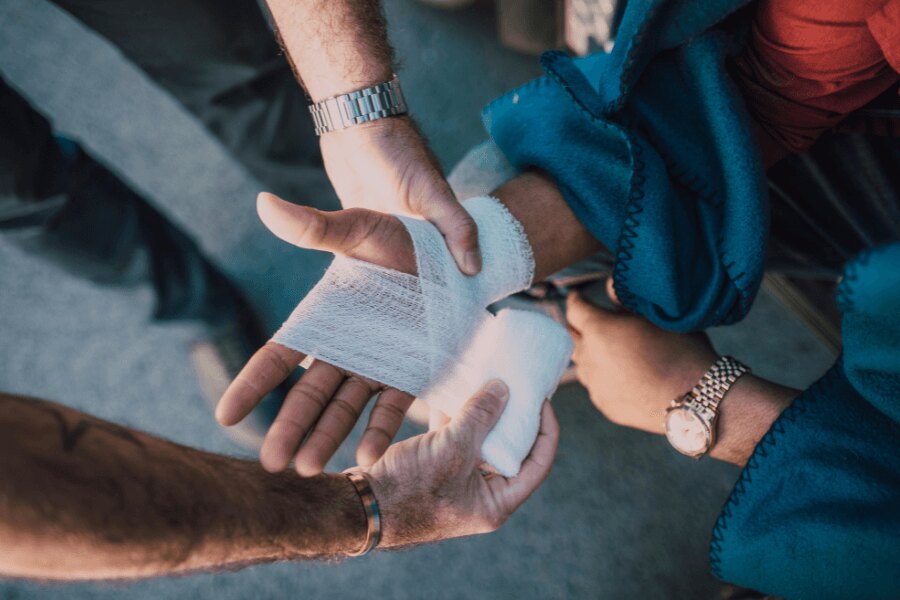 Furnizarea primului ajutor – bandajarea unui încheieturi rănite cu un bandaj elastic. Foto: https://www.pexels.com/cs-cz/foto/ruce-zraneni-prvni-pomoc-zraneny-6519905/