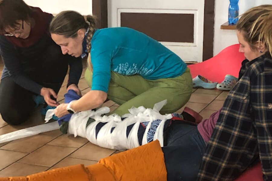 Femeia fixează picioarele manechinului în diferite moduri