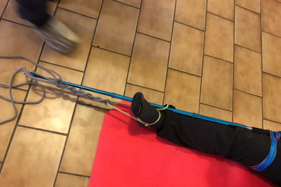 Picior fixat cu un baston de trekking