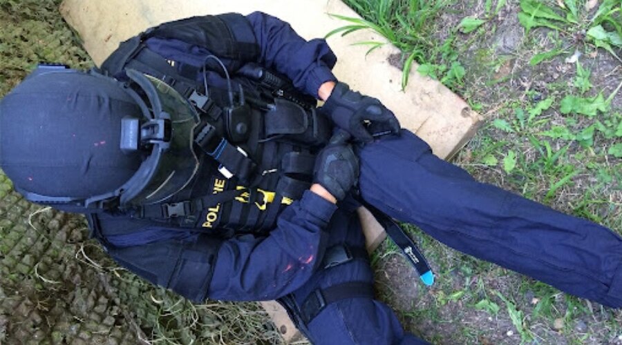 Polițistul folosește un garou