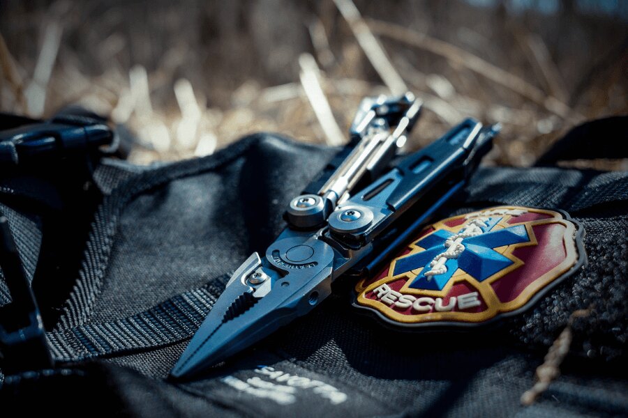 Multitool, sursă: https://pixabay.com/cs/photos/v%C3%ADce-n%C3%A1stroj%C5%AF-z%C3%A1chran%C3%A1%C5%99-zdravotn%C3%ADk-7106432/