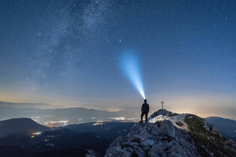 Sursa: https://pixabay.com/cs/photos/t%C3%BAra-dobrodru%C5%BEstv%C3%AD-p%C5%99%C3%ADroda-venku-5796976/