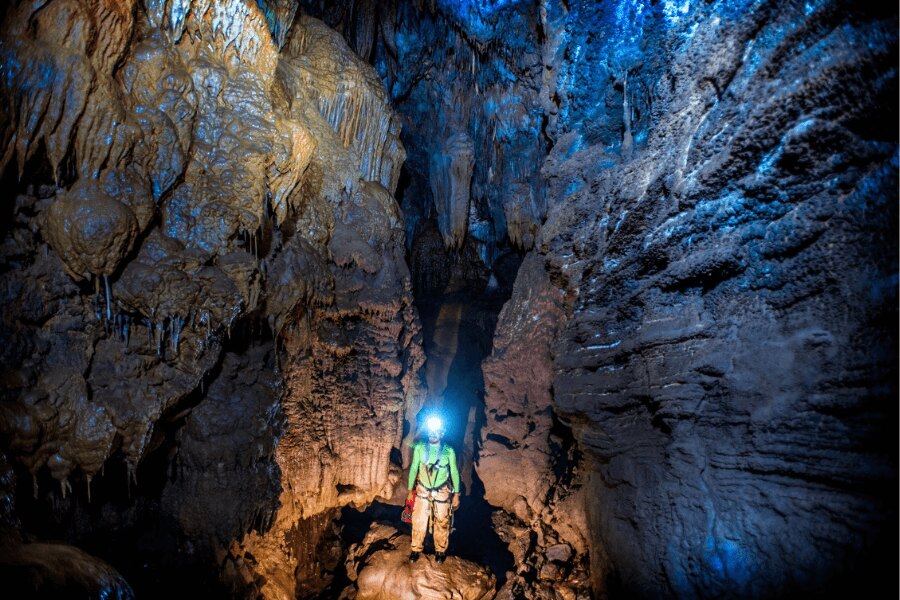 Sursa: https://www.pexels.com/cs-cz/foto/muz-struktura-stojici-jeskyne-12217365/