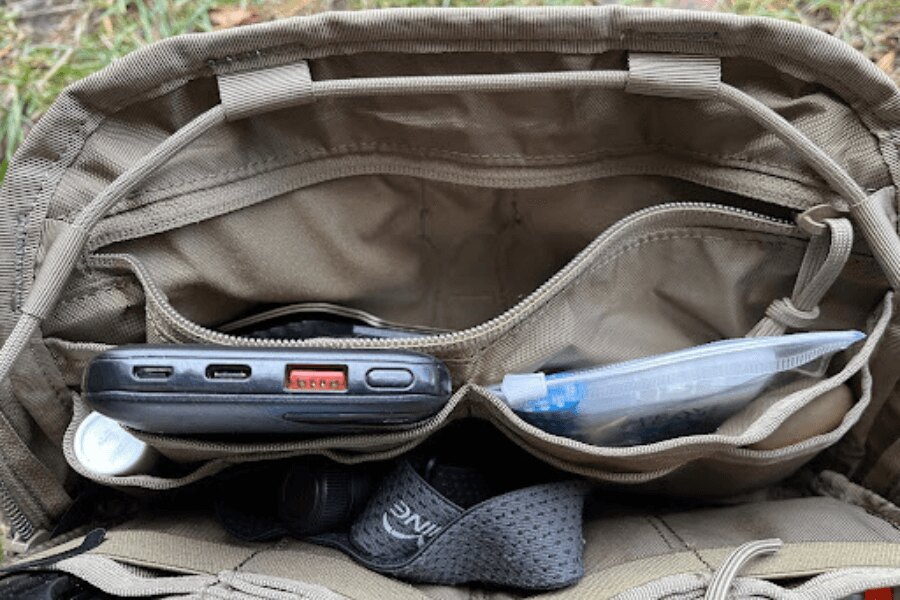 Geantă pectorală Helikon-Tex Numbat - buzunar interior cu fermoar. Sursa: Tibor Hrušecký