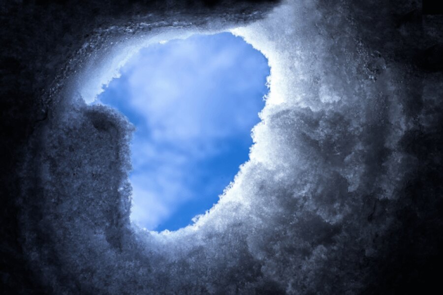 groapă în zăpadă