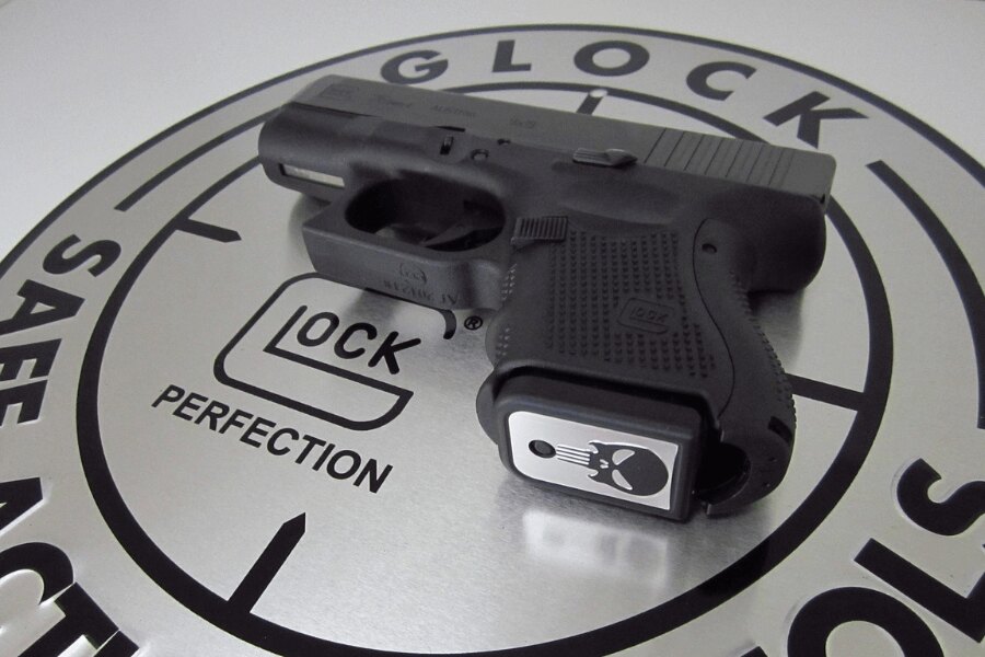pistol Glock. Sursa: https://pixabay.com/cs/photos/zbra%C5%88-pistole-glock-glock-26-2102396/