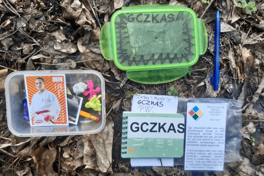 geocaching, cache demontată. Sursa: https://commons.wikimedia.org/wiki/File:GCZKAS_cache_in_Zichy%C3%BAjfalu.jpg