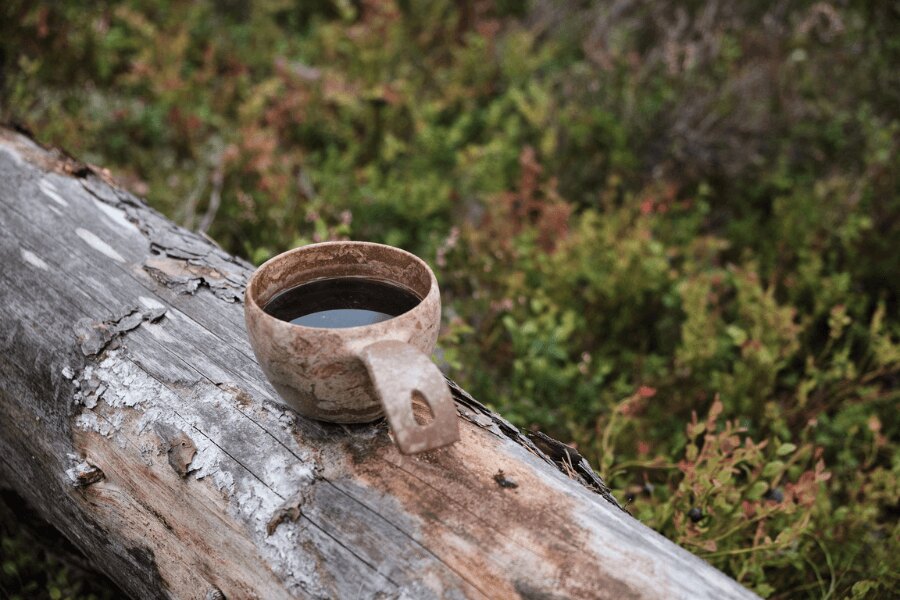 cafea într-o cană în pădure
