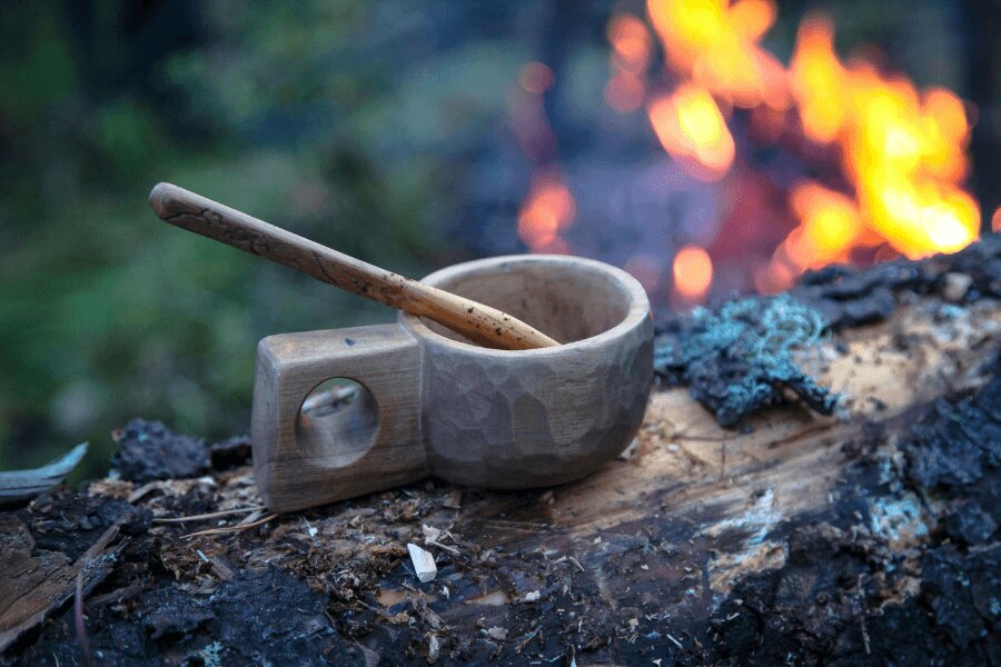 kuksa în pădure lângă foc
