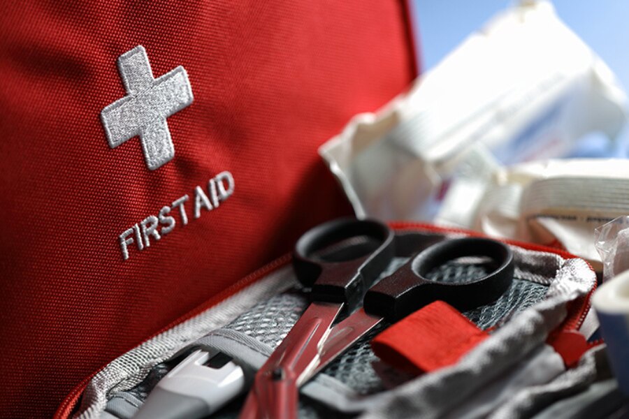 Trusă de prim ajutor și foarfece medicale. Sursa: https://commons.wikimedia.org/wiki/File:A-first-aid-kit.jpg