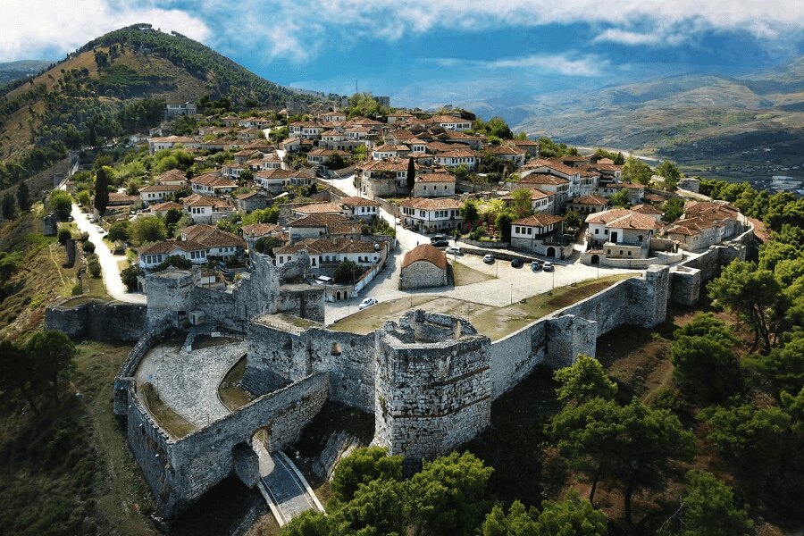 Albania, Berat. Sursa: https://www.pexels.com/cs-cz/foto/krajina-kopec-cestovani-hrad-5987058/