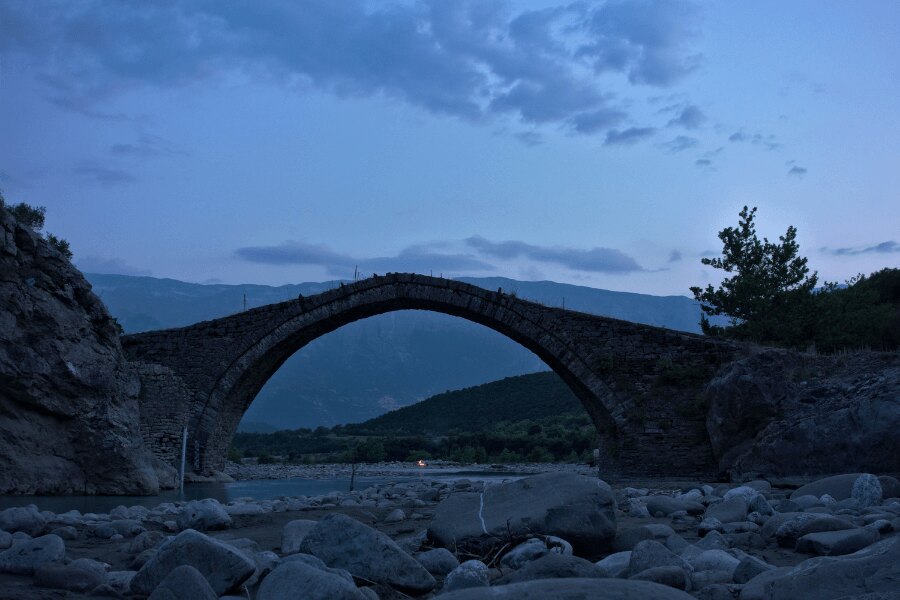 Albania, Lengarica. Sursă: https://commons.wikimedia.org/wiki/File:River_Lengarica_with_Ura_e_Kadiut_and_Mount_Nem%C3%ABr%C3%A7ka_and_bonfire.jpg