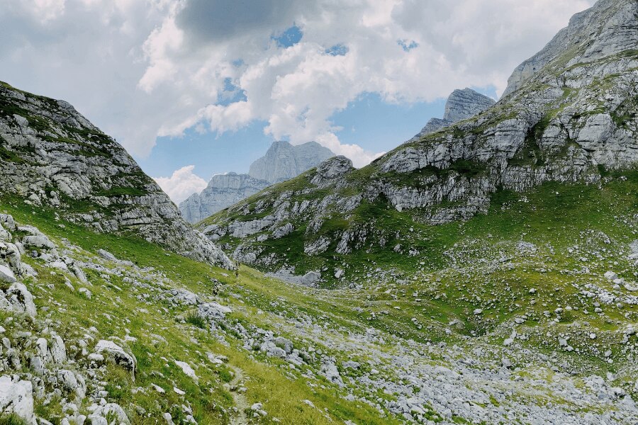 Munții Prokletije, Albania. Sursa: https://commons.wikimedia.org/wiki/File:The_Accursed_Mountains_03.jpg
