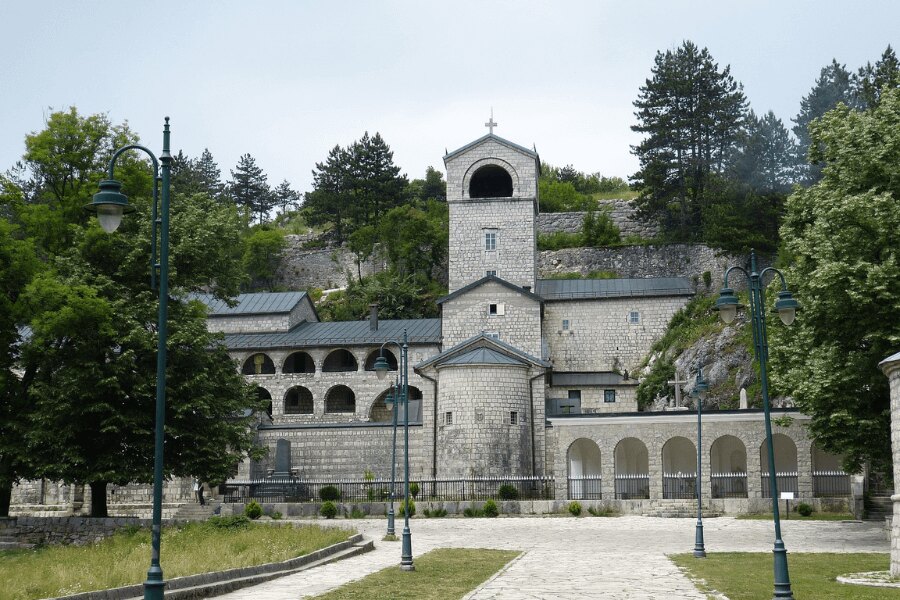 Muntenegru, Cetinje. Sursă: https://pixabay.com/cs/photos/cetinje-%C4%8Dern%C3%A1-hora-hlavn%C3%AD-m%C4%9Bsto-824518/