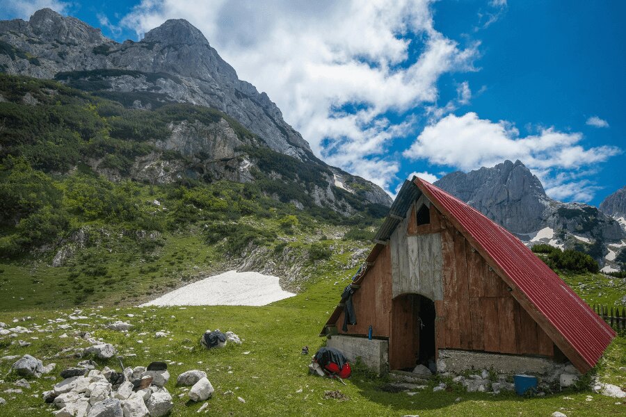 Muntenegru, Durmitor. Sursă: https://www.pexels.com/cs-cz/foto/krajina-hora-dum-chata-3768736/