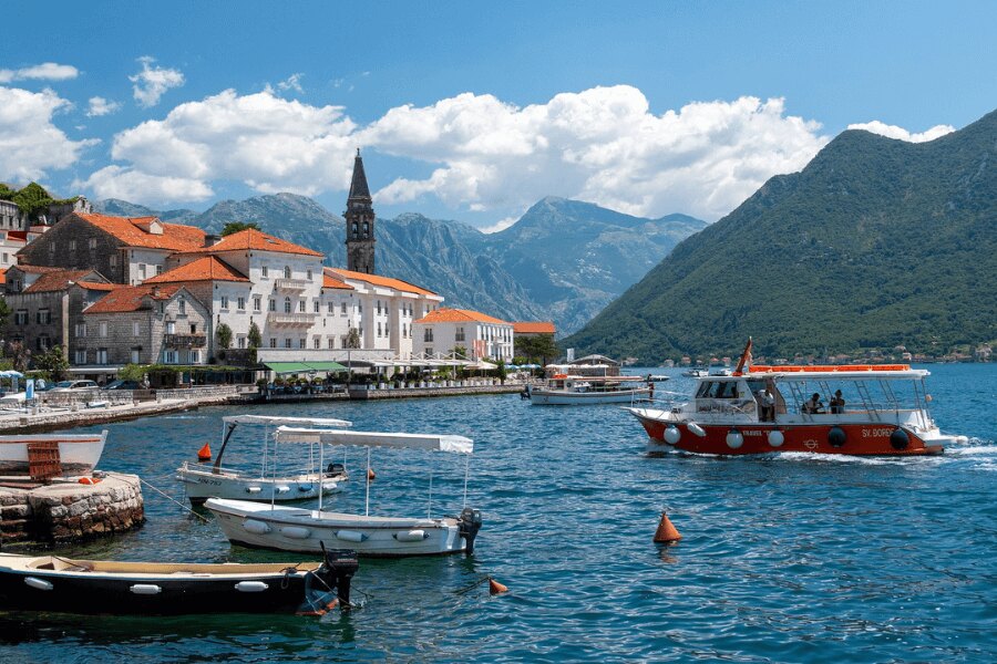Muntenegru, Boka Kotorska. Sursă: https://pixabay.com/cs/photos/perast-mo%C5%99e-%C4%8Dern%C3%A1-hora-lod%C4%9B-4613542/