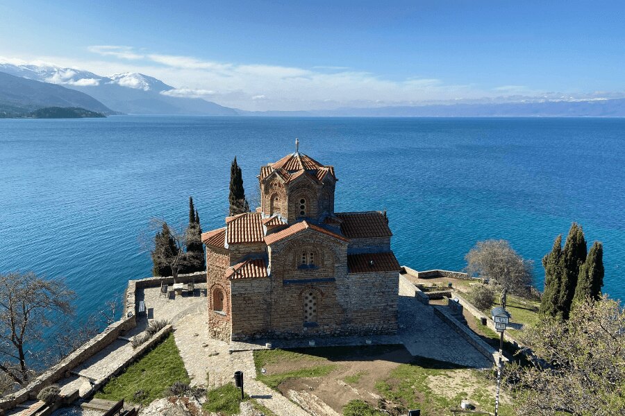 Macedonia de Nord, Ohrid. Sursa: https://www.pexels.com/cs-cz/foto/ptaci-perspektivy-letecka-fotografie-ortodoxni-cirkev-ohrid-10331426/