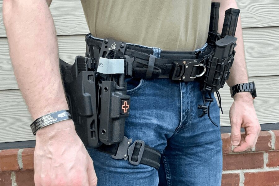 Curea Magnetix Battle Belt Agilite Gear cu toc, pistol și încărcătoare. Sursa: agiliteinternational.com