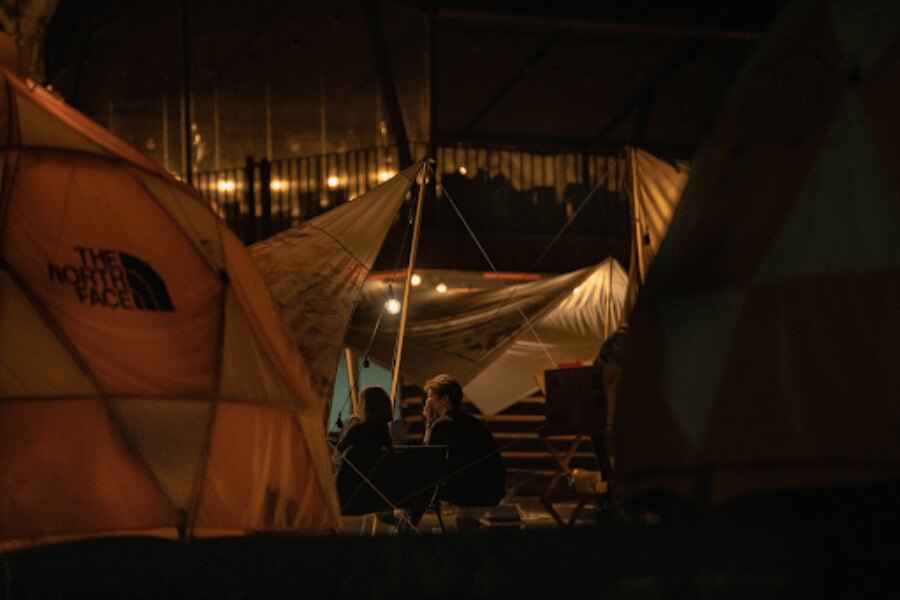 corturi în camping noaptea. Sursa: https://pixabay.com/cs/photos/kempov%C3%A1n%C3%AD-stan-p%C5%99%C3%ADtel-noc-4932314/
