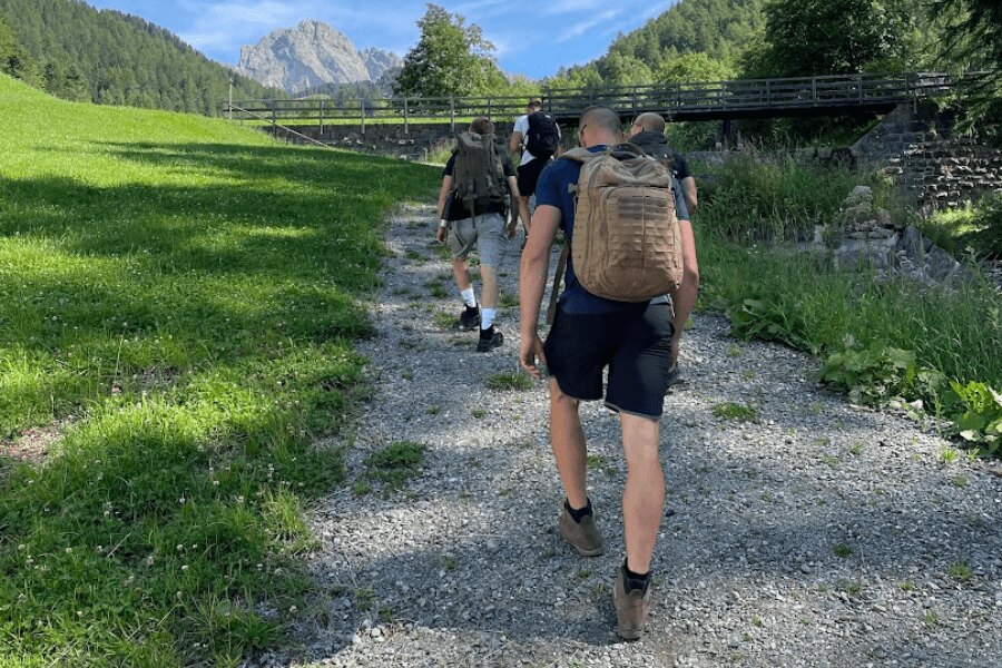 Trecătorii pe munte cu rucsacuri. Sursă: Rigad