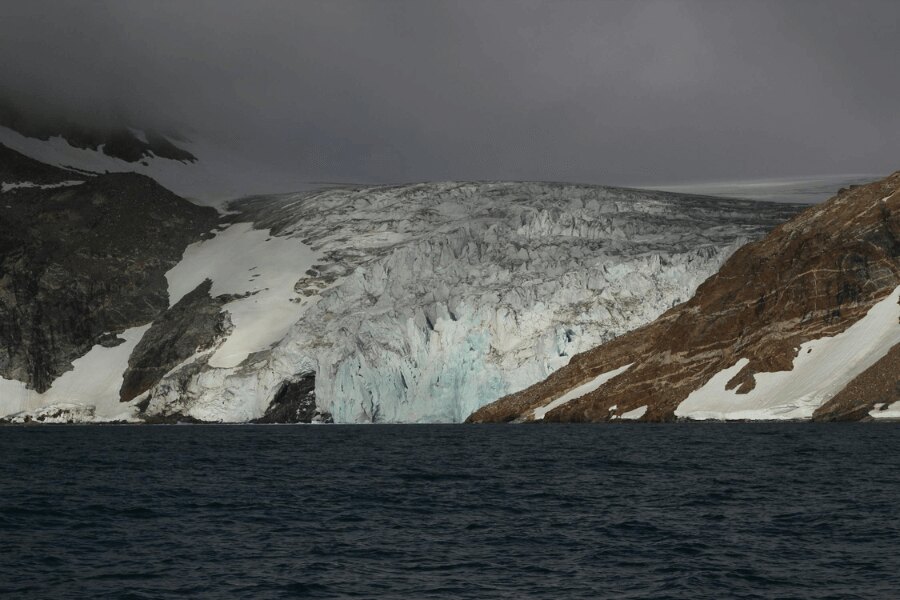 Natură Groenlanda, iceberg și mare. Sursă: https://www.pexels.com/cs-cz/foto/ryma-studeny-ledovec-ledova-kra-13830657/
