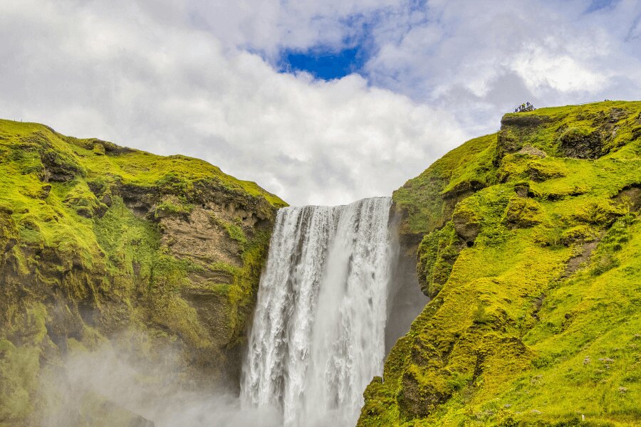Laugavegur, Islanda. Sursă: https://www.pexels.com/cs-cz/foto/island-priroda-vyznacny-bod-vodopad-3593202/