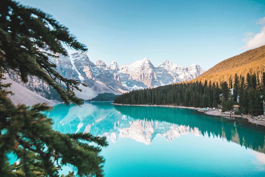 Natura canadiană, lac albastru clar. Zdroj: https://www.pexels.com/cs-cz/foto/krajina-hory-priroda-dovolena-2662116/