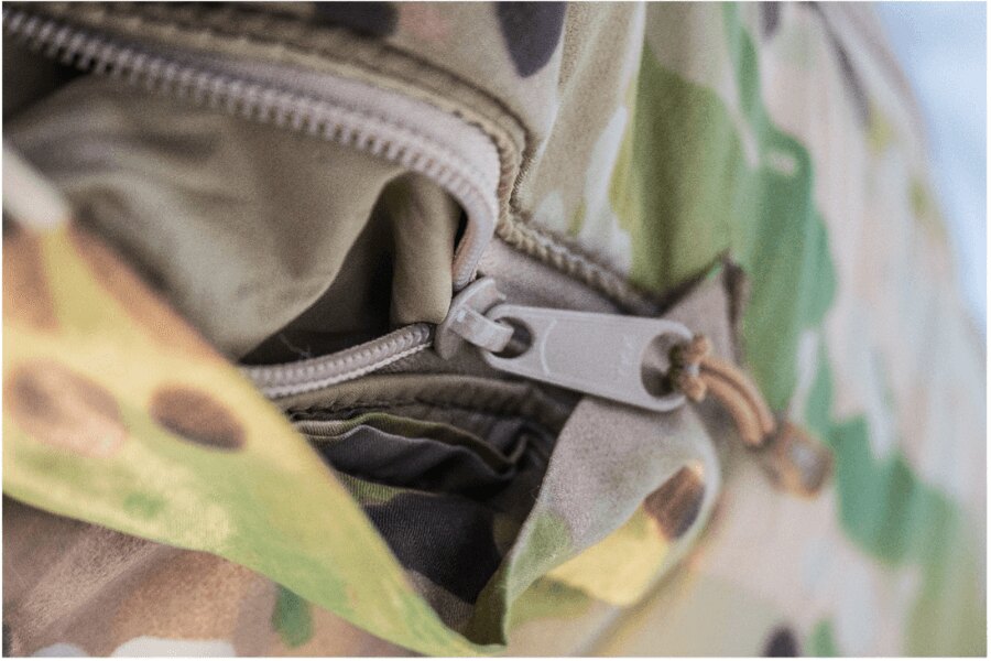 Pantaloni reversibili Sleeka Salopettes Snugpak – fermoar complet pe picior. Detaliu fermoar YKK pe buzunar. Sursă: L.G. (autor)