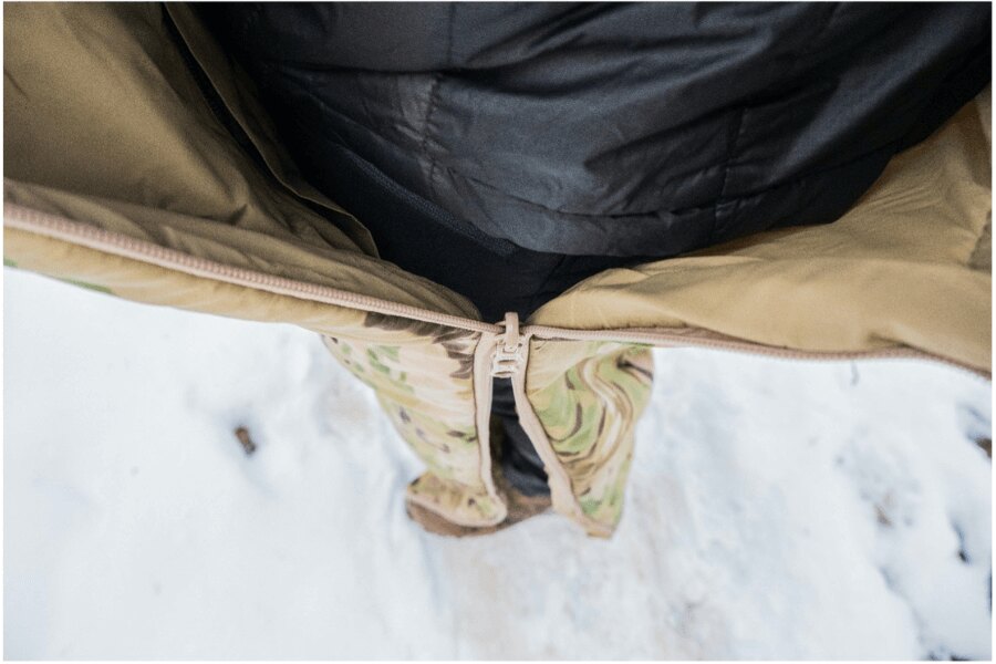 Pantaloni Sleeka Reversible Salopettes Snugpak – Fermoar pe toată lungimea pantalonului. Detaliu fermoar lateral pe pantaloni. Sursa: L.G. (autor)