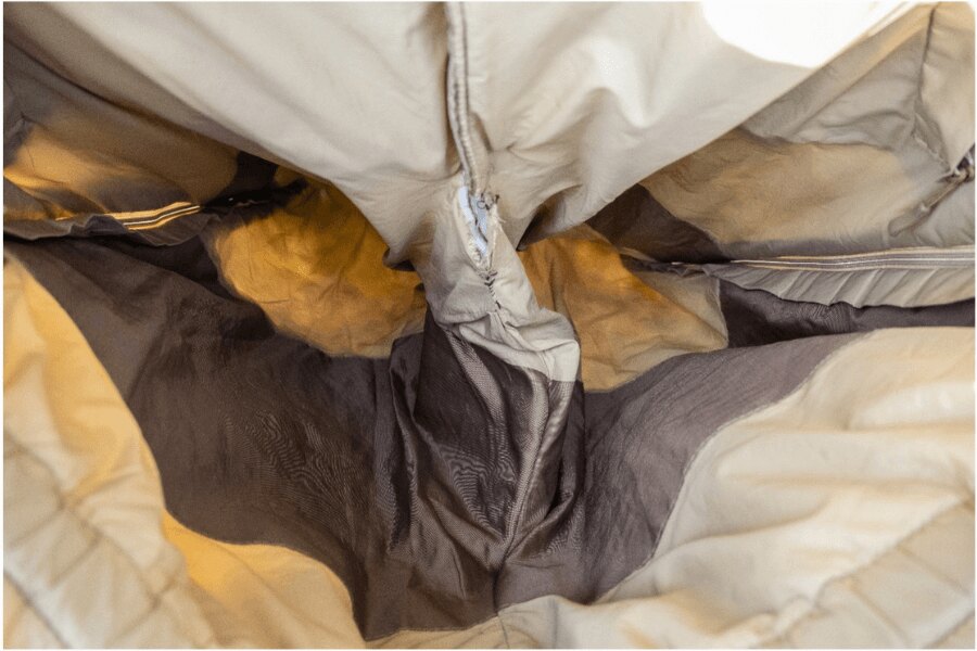 Pantaloni Sleeka Reversible Salopettes Snugpak – fermoar pe toată lungimea piciorului. Partea interioară și zona dintre picioare. Sursa: L.G. (autor)