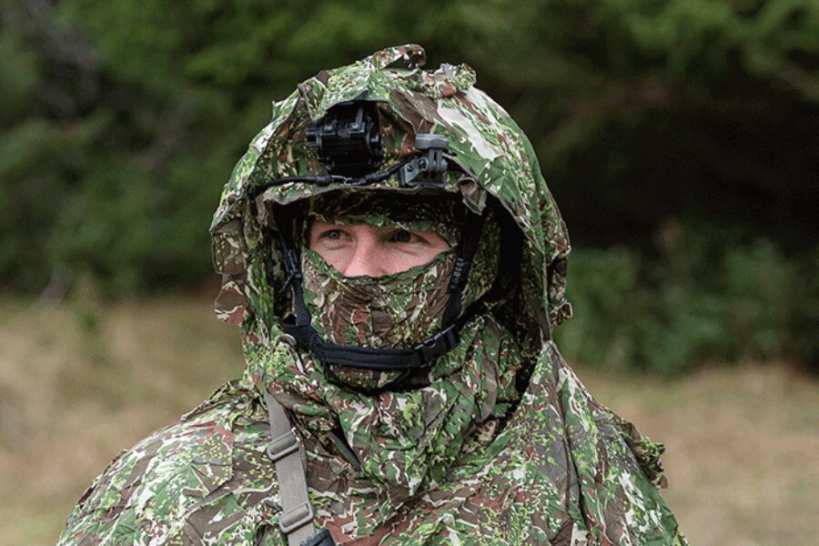 Pelerină antidronă Ghosthood, model CONCAMO, cu cască. Sursa: ghost-hood.com