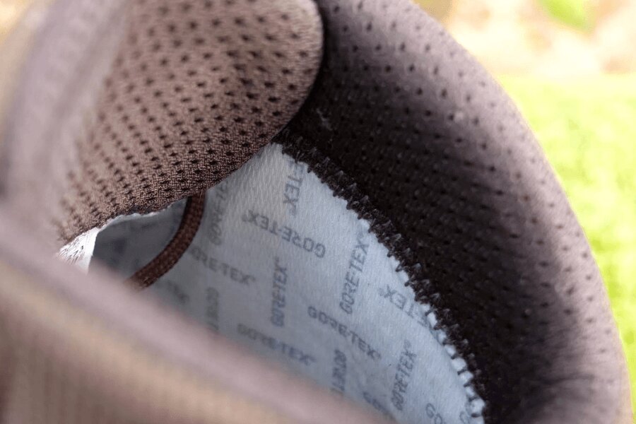 Membrană Gore-Tex cusută pe partea interioară a pantofului LOWA. Sursa: Rigad